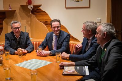 Landwirtschaftsminister Norbert Totschnig besuchte mit dem Pr&auml;sidenten der Landwirtschaftskammer Nieder&ouml;sterreich, Johannes Schmuckenschlager, Betriebe in Nieder&ouml;sterreich. Im Bild: Betriebsbesichtigung eines Schweinzuchtbetriebs