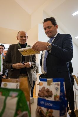 Landwirtschaftsminister Norbert Totschnig besuchte mit dem Pr&auml;sidenten der Landwirtschaftskammer Nieder&ouml;sterreich, Johannes Schmuckenschlager, Betriebe in Nieder&ouml;sterreich. Im Bild: Betriebsbesichtigung bei Soy Austria