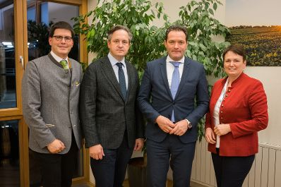 Landwirtschaftsminister Norbert Totschnig besuchte mit dem Pr&auml;sidenten der Landwirtschaftskammer Nieder&ouml;sterreich, Johannes Schmuckenschlager, Betriebe in Nieder&ouml;sterreich. Im Bild: Betriebsbesichtigung bei Soy Austria