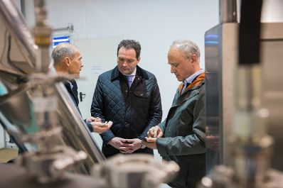 Landwirtschaftsminister Norbert Totschnig besuchte mit dem Pr&auml;sidenten der Landwirtschaftskammer Nieder&ouml;sterreich, Johannes Schmuckenschlager, Betriebe in Nieder&ouml;sterreich. Im Bild: Betriebsbesichtigung bei Soy Austria