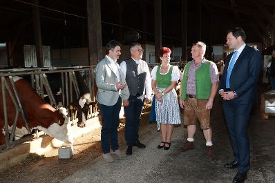 Im Rahmen eines Bundesl&auml;ndertags besuchte Landwirtschaftsminister Norbert Totschnig gemeinsam mit Landesrat Josef Schwaiger und dem Pr&auml;sidenten der LK Salzburg, Rupert Quehenberger, den Betrieb des Mirtlbauern in G&ouml;ming.