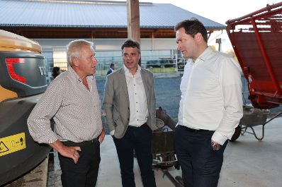 Im Rahmen eines Bundesl&auml;ndertags in Salzburg besuchte Landwirtschaftsminister Norbert Totschnig gemeinsam mit Landesrat Josef Schwaiger und dem Pr&auml;sidenten der LK Salzburg, Rupert Quehenberger, den Betrieb des Kern-Bauern in Anthering.