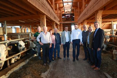 Im Rahmen eines Bundesl&auml;ndertags in Salzburg besuchte Landwirtschaftsminister Norbert Totschnig gemeinsam mit Landesrat Josef Schwaiger und dem Pr&auml;sidenten der LK Salzburg, Rupert Quehenberger, den Betrieb des Kern-Bauern in Anthering.