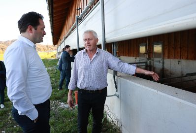 Im Rahmen eines Bundesl&auml;ndertags in Salzburg besuchte Landwirtschaftsminister Norbert Totschnig gemeinsam mit Landesrat Josef Schwaiger und dem Pr&auml;sidenten der LK Salzburg, Rupert Quehenberger, den Betrieb des Kern-Bauern in Anthering.