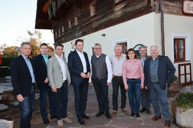 Im Rahmen eines Bundesl&auml;ndertags in Salzburg besuchte Landwirtschaftsminister Norbert Totschnig gemeinsam mit Landesrat Josef Schwaiger und dem Pr&auml;sidenten der LK Salzburg, Rupert Quehenberger, den Betrieb des Kern-Bauern in Anthering.