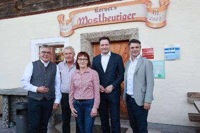 Im Rahmen eines Bundesl&auml;ndertags in Salzburg besuchte Landwirtschaftsminister Norbert Totschnig gemeinsam mit Landesrat Josef Schwaiger und dem Pr&auml;sidenten der LK Salzburg, Rupert Quehenberger, den Betrieb des Kern-Bauern in Anthering.