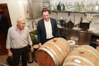Im Rahmen eines Bundesl&auml;ndertags in Salzburg besuchte Landwirtschaftsminister Norbert Totschnig gemeinsam mit Landesrat Josef Schwaiger und dem Pr&auml;sidenten der LK Salzburg, Rupert Quehenberger, den Betrieb des Kern-Bauern in Anthering.