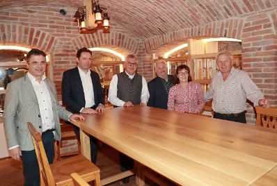 Im Rahmen eines Bundesl&auml;ndertags in Salzburg besuchte Landwirtschaftsminister Norbert Totschnig gemeinsam mit Landesrat Josef Schwaiger und dem Pr&auml;sidenten der LK Salzburg, Rupert Quehenberger, den Betrieb des Kern-Bauern in Anthering.