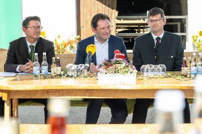 Bei einem Bundesl&auml;ndertag in K&auml;rnten besuchte Bundesminister Norbert Totschnig die HBLA Pitzelst&auml;tten, Betriebe und gab gemeinsam mit Landesrat Martin Gruber und LK K&auml;rnten Pr&auml;sident Siegfried Huber eine Pressekonferenz zu aktuellen agrarischen Themen.