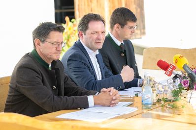 Bei einem Bundesl&auml;ndertag in K&auml;rnten besuchte Bundesminister Norbert Totschnig die HBLA Pitzelst&auml;tten, Betriebe und gab gemeinsam mit Landesrat Martin Gruber und LK K&auml;rnten Pr&auml;sident Siegfried Huber eine Pressekonferenz zu aktuellen agrarischen Themen.