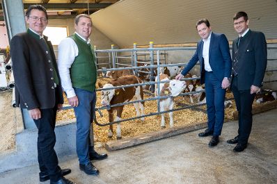 Bei einem Bundesl&auml;ndertag in K&auml;rnten besuchte Bundesminister Norbert Totschnig die HBLA Pitzelst&auml;tten, Betriebe und gab gemeinsam mit Landesrat Martin Gruber und LK K&auml;rnten Pr&auml;sident Siegfried Huber eine Pressekonferenz zu aktuellen agrarischen Themen.