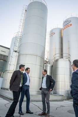 Bei einem Bundesl&auml;ndertag in K&auml;rnten besuchte Bundesminister Norbert Totschnig die HBLA Pitzelst&auml;tten, Betriebe und gab gemeinsam mit Landesrat Martin Gruber und LK K&auml;rnten Pr&auml;sident Siegfried Huber eine Pressekonferenz zu aktuellen agrarischen Themen.