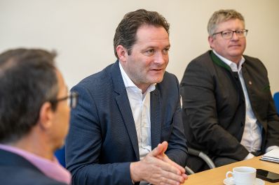 Bei einem Bundesl&auml;ndertag in K&auml;rnten besuchte Bundesminister Norbert Totschnig die HBLA Pitzelst&auml;tten, Betriebe und gab gemeinsam mit Landesrat Martin Gruber und LK K&auml;rnten Pr&auml;sident Siegfried Huber eine Pressekonfernz zu aktuellen agrarischen Themen.