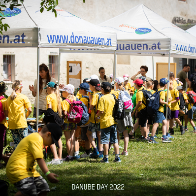Der Danube Day 2022 fand im schlossORTH Nationalpark-Zentrum statt. Unter dem Motto &bdquo;Erlebe Deine Donau&ldquo; gab es f&uuml;r die jungen Forscherinnen und Forscher viel zu entdecken. Mit dabei waren zum Abschluss der Generalsekret&auml;r des BMLRT G&uuml;nther Liebel, viaDonau-Gesch&auml;ftsf&uuml;hrer Hans-Peter Hasenbichler und Nationalparkdirektorin Edith Klauser.