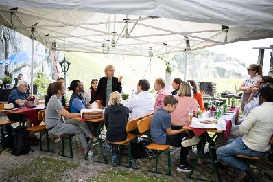 Landwirtschaftsminister Norbert Totschnig und Klimaschutzministerin Leonore Gewessler tauschten sich mit Stipendiatinnen und Stipendiaten des Forum Alpbach bei einer Wanderung auf den Scherbenstein zur Versorgungslage aus.