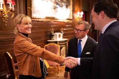 Bundesminister Norbert Totschnig hat die sp&auml;testens seit der Verfilmung ihrer Geschichte mit Julia Roberts weltweit bekannte Umweltaktivistin Erin Brockovich zu einem Arbeitsgespr&auml;ch getroffen und sich mit ihr &uuml;ber die heimische Wasserwirtschaft ausgetauscht.