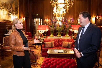 Bundesminister Norbert Totschnig hat die sp&auml;testens seit der Verfilmung ihrer Geschichte mit Julia Roberts weltweit bekannte Umweltaktivistin Erin Brockovich zu einem Arbeitsgespr&auml;ch getroffen und sich mit ihr &uuml;ber die heimische Wasserwirtschaft ausgetauscht.