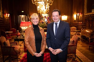 Bundesminister Norbert Totschnig hat die sp&auml;testens seit der Verfilmung ihrer Geschichte mit Julia Roberts weltweit bekannte Umweltaktivistin Erin Brockovich zu einem Arbeitsgespr&auml;ch getroffen und sich mit ihr &uuml;ber die heimische Wasserwirtschaft ausgetauscht.