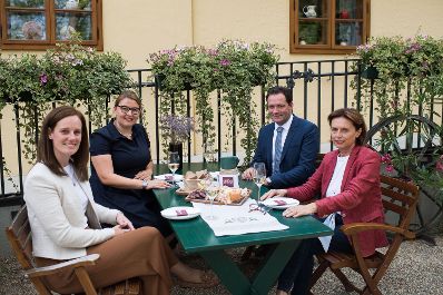Landwirtschaftsminister Norbert Totschnig und Tourismus-Staatssekret&auml;rin Susanne Kraus-Winkler haben gemeinsam mit der Leiterin des Netzwerk Kulinarik, Christina Mutenthaler, und der Gesch&auml;ftsf&uuml;hrerin der &Ouml;sterreich Werbung, Lisa Weddig, die Kampagne &bdquo;Genussreise durch &Ouml;sterreich&ldquo; vorgestellt.