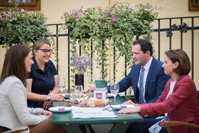 Landwirtschaftsminister Norbert Totschnig und Tourismus-Staatssekret&auml;rin Susanne Kraus-Winkler haben gemeinsam mit der Leiterin des Netzwerk Kulinarik, Christina Mutenthaler, und der Gesch&auml;ftsf&uuml;hrerin der &Ouml;sterreich Werbung, Lisa Weddig, die Kampagne &bdquo;Genussreise durch &Ouml;sterreich&ldquo; vorgestellt.