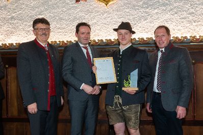 BM Norbert Totschnig, der Vorsitzende des Landarbeiterkammertags Andreas Freistetter und LK-Pr&auml;sident Josef Moosbrugger zeichneten Lehrlinge und Meister:innen aus, die ihre Facharbeiter- bzw. Meisterpr&uuml;fung mit Auszeichnung bestanden haben. Im Bild: Georg MAY, Berufsj&auml;ger aus Tirol.