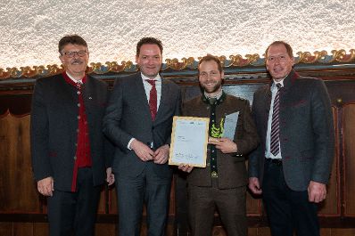 Bundesminister Norbert Totschnig, der Vorsitzende des Landarbeiterkammertags Andreas Freistetter und Landwirtschaftskammerpr&auml;sident Josef Moosbrugger zeichneten Lehrlinge und Meister:innen aus, die ihre Facharbeiter- bzw. Meisterpr&uuml;fung mit Auszeichnung bestanden haben. Im Bild: Philipp STERN, Berufsj&auml;ger aus Tirol.