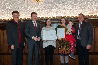 Bundesminister Norbert Totschnig, der Vorsitzende des Landarbeiterkammertags Andreas Freistetter und Landwirtschaftskammerpr&auml;sident Josef Moosbrugger zeichneten Lehrlinge und Meister:innen aus, die ihre Facharbeiter- bzw. Meisterpr&uuml;fung mit Auszeichnung bestanden haben. Im Bild: Katharina WOLF, Facharbeiterin Bienenwirtschaft aus Wien.