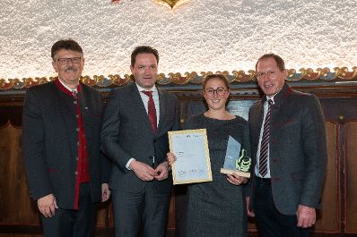 Bundesminister Norbert Totschnig, der Vorsitzende des Landarbeiterkammertags Andreas Freistetter und Landwirtschaftskammerpr&auml;sident Josef Moosbrugger zeichneten Lehrlinge und Meister:innen aus, die ihre Facharbeiter- bzw. Meisterpr&uuml;fung mit Auszeichnung bestanden haben. Im Bild: Petra METZLER, Facharbeiterin Feldgem&uuml;sebau aus Vorarlberg.