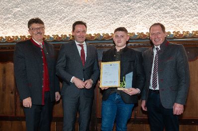 Bundesminister Norbert Totschnig, der Vorsitzende des Landarbeiterkammertags Andreas Freistetter und Landwirtschaftskammerpr&auml;sident Josef Moosbrugger zeichneten Lehrlinge und Meister:innen aus, die ihre Facharbeiter- bzw. Meisterpr&uuml;fung mit Auszeichnung bestanden haben. Im Bild: Simon Niklas BAUER, Forstfacharbeiter aus Ober&ouml;sterreich.