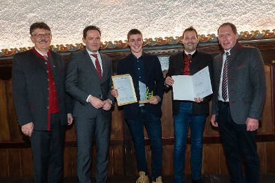 Bundesminister Norbert Totschnig, der Vorsitzende des Landarbeiterkammertags Andreas Freistetter und Landwirtschaftskammerpr&auml;sident Josef Moosbrugger zeichneten Lehrlinge und Meister:innen aus, die ihre Facharbeiter- bzw. Meisterpr&uuml;fung mit Auszeichnung bestanden haben. Im Bild: Sebastien OBERHAMMER, Forstfacharbeiter aus Tirol.