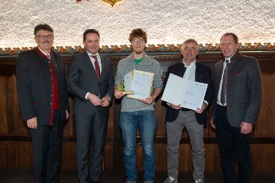 Bundesminister Norbert Totschnig, der Vorsitzende des Landarbeiterkammertags Andreas Freistetter und Landwirtschaftskammerpr&auml;sident Josef Moosbrugger zeichneten Lehrlinge und Meister:innen aus, die ihre Facharbeiter- bzw. Meisterpr&uuml;fung mit Auszeichnung bestanden haben. Im Bild: Raphael ASCHAUER, Facharbeiter Gartenbau aus Salzburg.