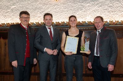 Bundesminister Norbert Totschnig, der Vorsitzende des Landarbeiterkammertags Andreas Freistetter und Landwirtschaftskammerpr&auml;sident Josef Moosbrugger zeichneten Lehrlinge und Meister:innen aus, die ihre Facharbeiter- bzw. Meisterpr&uuml;fung mit Auszeichnung bestanden haben. Im Bild: Michaela BERGAUER, Facharbeiterin Gartenbau aus Nieder&ouml;sterreich.