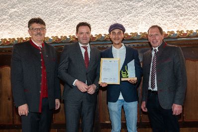 Bundesminister Norbert Totschnig, der Vorsitzende des Landarbeiterkammertags Andreas Freistetter und Landwirtschaftskammerpr&auml;sident Josef Moosbrugger zeichneten Lehrlinge und Meister:innen aus, die ihre Facharbeiter- bzw. Meisterpr&uuml;fung mit Auszeichnung bestanden haben. Im Bild: Shaliya Ravana DE SILVA, Facharbeiter Gartenbau aus Ober&ouml;sterreich.
