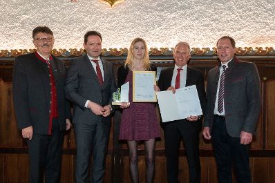 Bundesminister Norbert Totschnig, der Vorsitzende des Landarbeiterkammertags Andreas Freistetter und Landwirtschaftskammerpr&auml;sident Josef Moosbrugger zeichneten Lehrlinge und Meister:innen aus, die ihre Facharbeiter- bzw. Meisterpr&uuml;fung mit Auszeichnung bestanden haben. Im Bild: Julia GIRARDI, Facharbeiterin Gartenbau aus Vorarlberg.