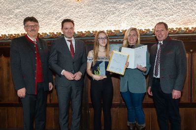 Bundesminister Norbert Totschnig, der Vorsitzende des Landarbeiterkammertags Andreas Freistetter und Landwirtschaftskammerpr&auml;sident Josef Moosbrugger zeichneten Lehrlinge und Meister:innen aus, die ihre Facharbeiter- bzw. Meisterpr&uuml;fung mit Auszeichnung bestanden haben. Im Bild: Emily GROISS, Facharbeiterin Gartenbau aus Nieder&ouml;sterreich.