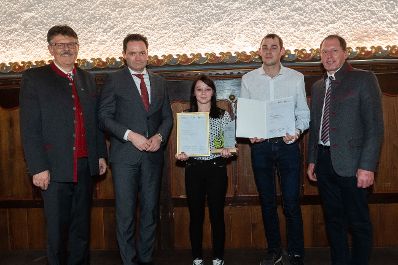 Bundesminister Norbert Totschnig, der Vorsitzende des Landarbeiterkammertags Andreas Freistetter und Landwirtschaftskammerpr&auml;sident Josef Moosbrugger zeichneten Lehrlinge und Meister:innen aus, die ihre Facharbeiter- bzw. Meisterpr&uuml;fung mit Auszeichnung bestanden haben. Im Bild: Natalie HAMBERGER, Facharbeiterin Gartenbau aus Nieder&ouml;sterreich.