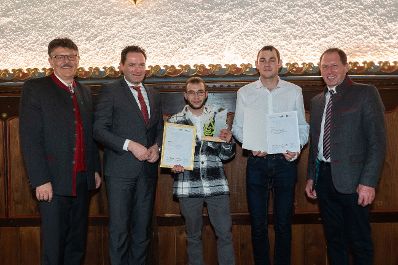 Bundesminister Norbert Totschnig, der Vorsitzende des Landarbeiterkammertags Andreas Freistetter und Landwirtschaftskammerpr&auml;sident Josef Moosbrugger zeichneten Lehrlinge und Meister:innen aus, die ihre Facharbeiter- bzw. Meisterpr&uuml;fung mit Auszeichnung bestanden haben. Im Bild: David WEIHS, Facharbeiter Gartenbau aus Nieder&ouml;sterreich.