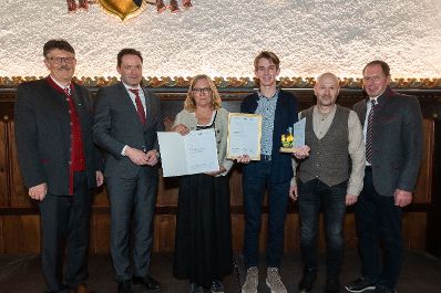 Bundesminister Norbert Totschnig, der Vorsitzende des Landarbeiterkammertags Andreas Freistetter und Landwirtschaftskammerpr&auml;sident Josef Moosbrugger zeichneten Lehrlinge und Meister:innen aus, die ihre Facharbeiter- bzw. Meisterpr&uuml;fung mit Auszeichnung bestanden haben. Im Bild: Andreas Stefan HANSEL, Facharbeiter Gartenbau aus Salzburg.