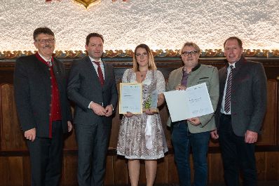 Bundesminister Norbert Totschnig, der Vorsitzende des Landarbeiterkammertags Andreas Freistetter und Landwirtschaftskammerpr&auml;sident Josef Moosbrugger zeichneten Lehrlinge und Meister:innen aus, die ihre Facharbeiter- bzw. Meisterpr&uuml;fung mit Auszeichnung bestanden haben. Im Bild: Vanessa Maria HOFST&Auml;TTER, Facharbeiterin Gartenbau aus der Steiermark.