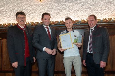 Bundesminister Norbert Totschnig, der Vorsitzende des Landarbeiterkammertags Andreas Freistetter und Landwirtschaftskammerpr&auml;sident Josef Moosbrugger zeichneten Lehrlinge und Meister:innen aus, die ihre Facharbeiter- bzw. Meisterpr&uuml;fung mit Auszeichnung bestanden haben. Im Bild: Julian Sebastian LAURING, Facharbeiter Gartenbau aus Wien.