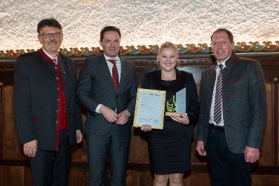 Bundesminister Norbert Totschnig, der Vorsitzende des Landarbeiterkammertags Andreas Freistetter und Landwirtschaftskammerpr&auml;sident Josef Moosbrugger zeichneten Lehrlinge und Meister:innen aus, die ihre Facharbeiter- bzw. Meisterpr&uuml;fung mit Auszeichnung bestanden haben. Im Bild: Katharina LENER, Facharbeiterin Gartenbau aus Tirol.