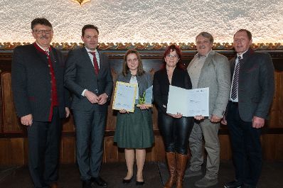 Bundesminister Norbert Totschnig, der Vorsitzende des Landarbeiterkammertags Andreas Freistetter und Landwirtschaftskammerpr&auml;sident Josef Moosbrugger zeichneten Lehrlinge und Meister:innen aus, die ihre Facharbeiter- bzw. Meisterpr&uuml;fung mit Auszeichnung bestanden haben. Im Bild: Theresa LESKY, Facharbeiterin Gartenbau aus der Steiermark.