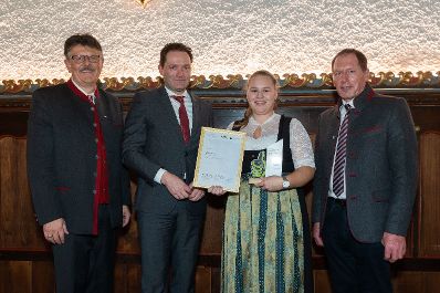 Bundesminister Norbert Totschnig, der Vorsitzende des Landarbeiterkammertags Andreas Freistetter und Landwirtschaftskammerpr&auml;sident Josef Moosbrugger zeichneten Lehrlinge und Meister:innen aus, die ihre Facharbeiter- bzw. Meisterpr&uuml;fung mit Auszeichnung bestanden haben. Im Bild: Lorena SCHNETZER, Facharbeiterin Gartenbau aus Vorarlberg.