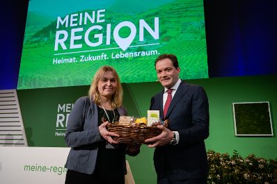 Unter dem Titel &bdquo;Meine Region &ndash; Unser Weg&ldquo; stellte Bundesminister Norbert Totschnig die neue Regionen-Strategie vor. Das Ziel ist die Regionen nachhaltig, leistungsf&auml;hig und attraktiv zu gestalten.