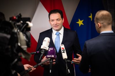 Energieministerin Leonore Gewessler und Landwirtschaftsminister Norbert Totschnig haben zu einem &bdquo;Runden Tisch&ldquo; zum Thema Lebensmittelversorgung im Krisenfall geladen. Die Versorgungssicherheit ist auch im unwahrscheinlichen Blackout-Fall gegeben.