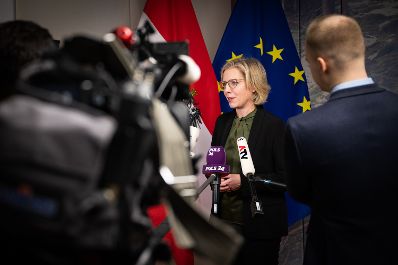 Energieministerin Leonore Gewessler und Landwirtschaftsminister Norbert Totschnig haben zu einem &bdquo;Runden Tisch&ldquo; zum Thema Lebensmittelversorgung im Krisenfall geladen. Die Versorgungssicherheit ist auch im unwahrscheinlichen Blackout-Fall gegeben.