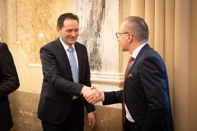 Energieministerin Leonore Gewessler und Landwirtschaftsminister Norbert Totschnig haben zu einem &bdquo;Runden Tisch&ldquo; zum Thema Lebensmittelversorgung im Krisenfall geladen. Die Versorgungssicherheit ist auch im unwahrscheinlichen Blackout-Fall gegeben.