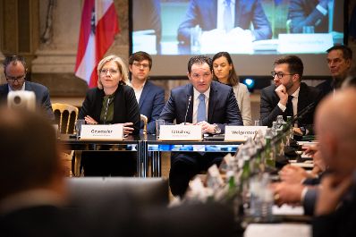 Energieministerin Leonore Gewessler und Landwirtschaftsminister Norbert Totschnig haben zu einem &bdquo;Runden Tisch&ldquo; zum Thema Lebensmittelversorgung im Krisenfall geladen. Die Versorgungssicherheit ist auch im unwahrscheinlichen Blackout-Fall gegeben.