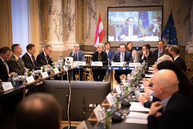 Energieministerin Leonore Gewessler und Landwirtschaftsminister Norbert Totschnig haben zu einem &bdquo;Runden Tisch&ldquo; zum Thema Lebensmittelversorgung im Krisenfall geladen. Die Versorgungssicherheit ist auch im unwahrscheinlichen Blackout-Fall gegeben.
