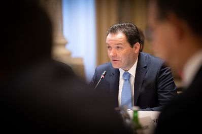 Energieministerin Leonore Gewessler und Landwirtschaftsminister Norbert Totschnig haben zu einem &bdquo;Runden Tisch&ldquo; zum Thema Lebensmittelversorgung im Krisenfall geladen. Die Versorgungssicherheit ist auch im unwahrscheinlichen Blackout-Fall gegeben.